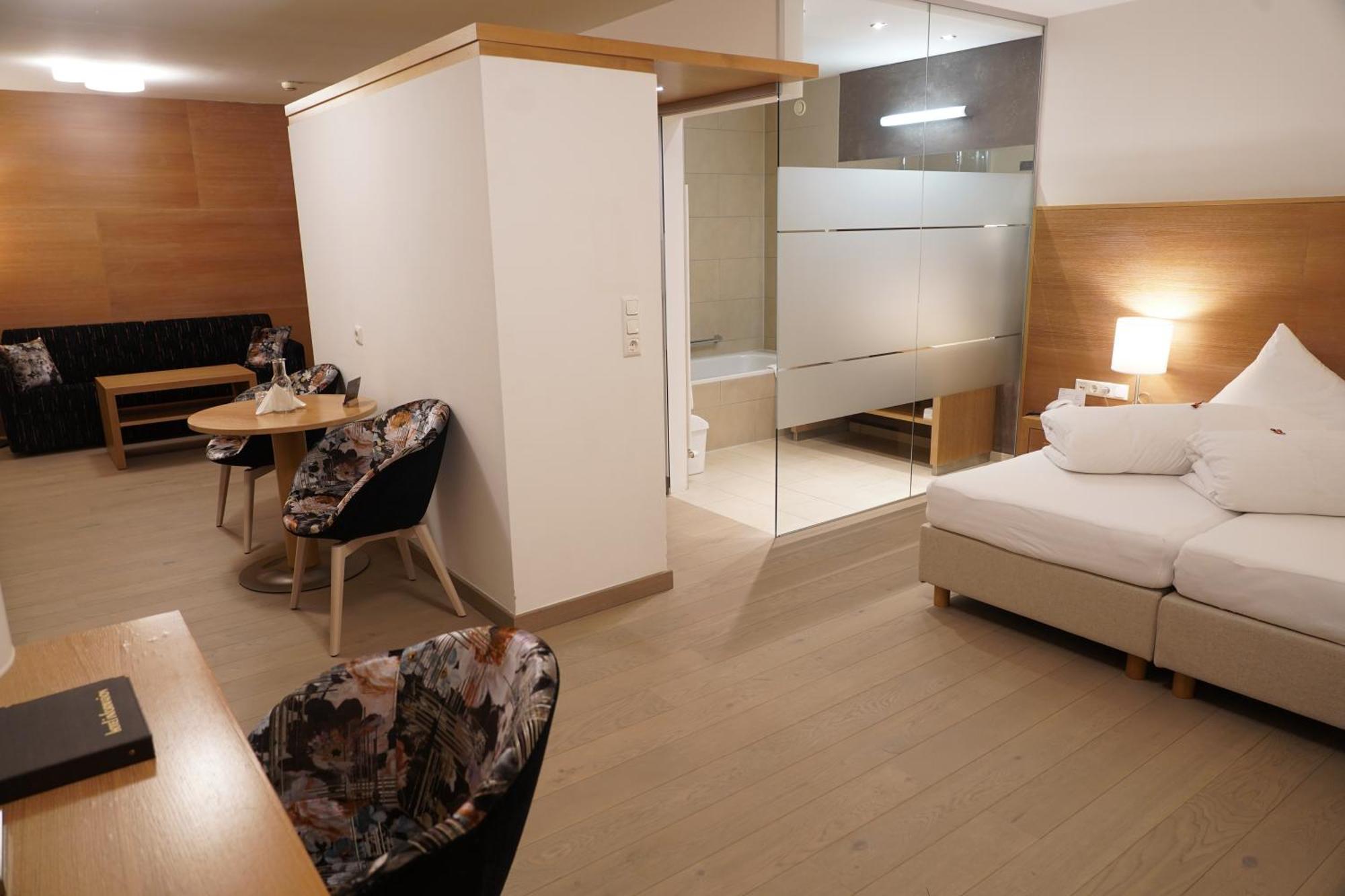 Quality Hosts Arlberg - Hotel Goldenes Kreuz B&B 圣安东阿尔贝格 外观 照片
