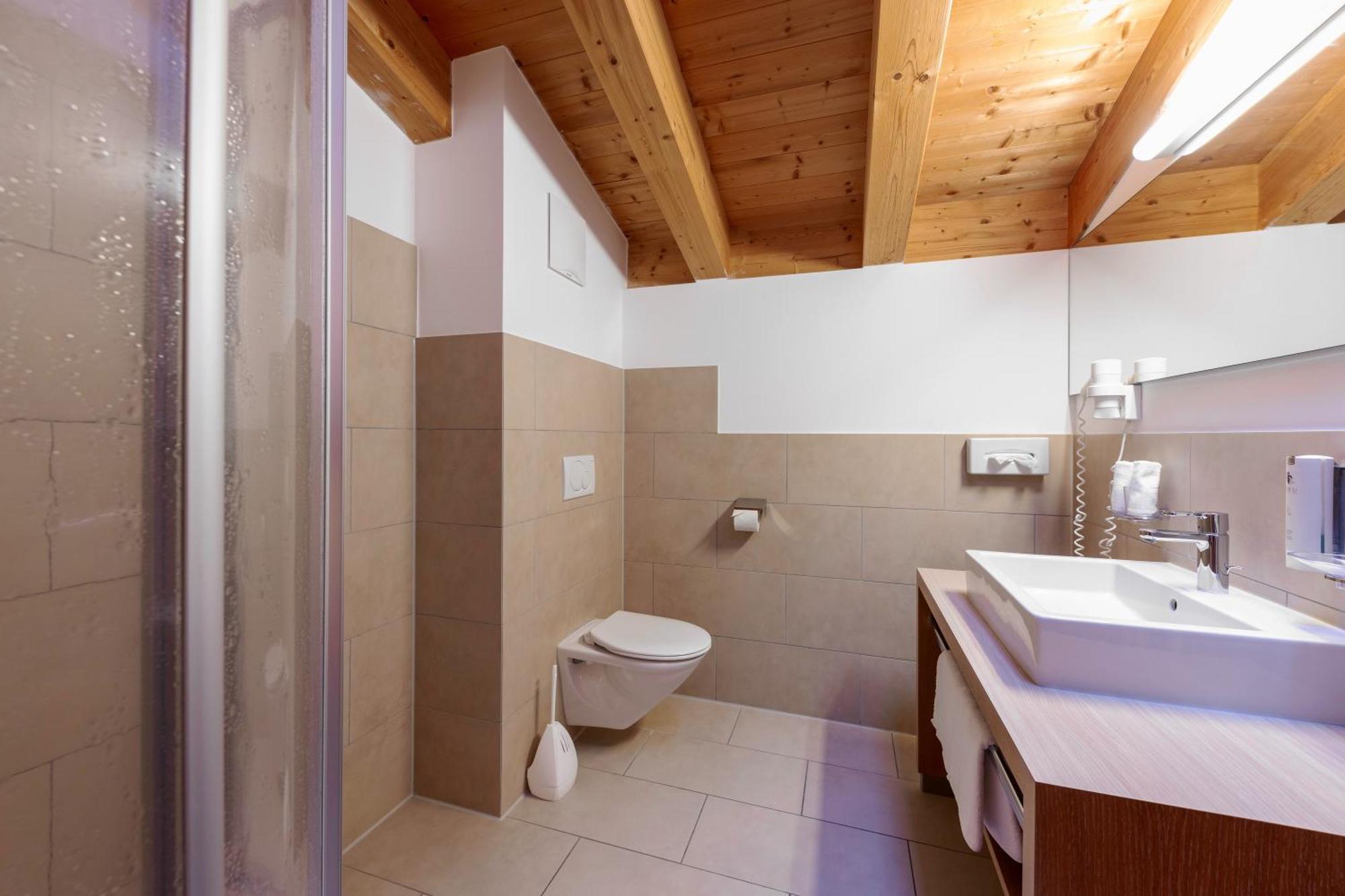 Quality Hosts Arlberg - Hotel Goldenes Kreuz B&B 圣安东阿尔贝格 外观 照片