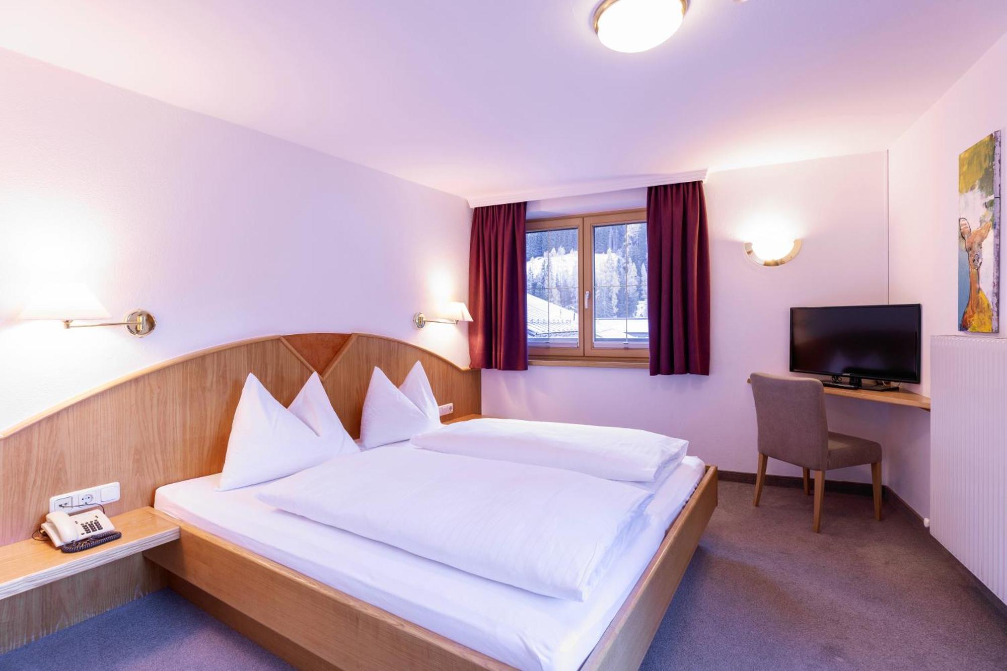 Quality Hosts Arlberg - Hotel Goldenes Kreuz B&B 圣安东阿尔贝格 外观 照片