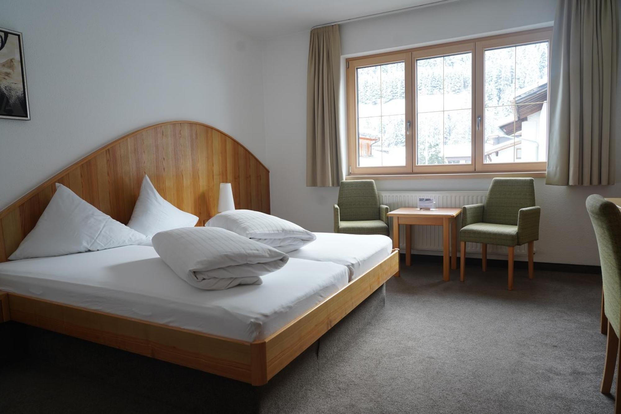 Quality Hosts Arlberg - Hotel Goldenes Kreuz B&B 圣安东阿尔贝格 外观 照片