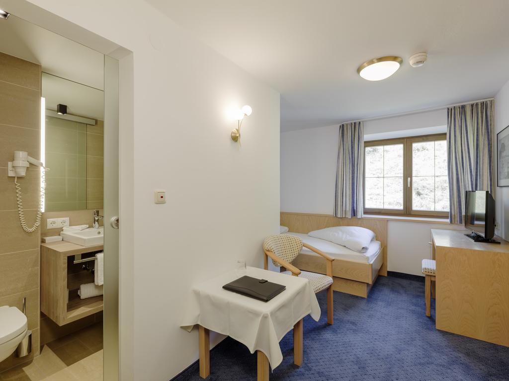 Quality Hosts Arlberg - Hotel Goldenes Kreuz B&B 圣安东阿尔贝格 客房 照片
